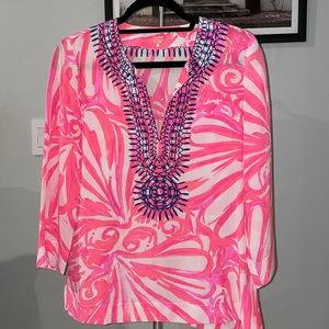 Lilly Pulitzer 💯 silk bright pink and coral design. Your summer "go to"